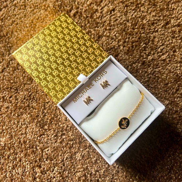 NWOT Micheal Kors Gold Earring & Bracelet Duo Set - Picture 3 of 7